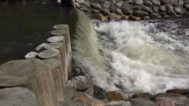 Primer plano de cascada de agua cascada escaleras que fluyen. 4K — Vídeos de Stock