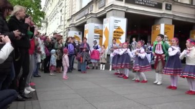 Belarus çocuk folklor topluluğu sokakta şarkı