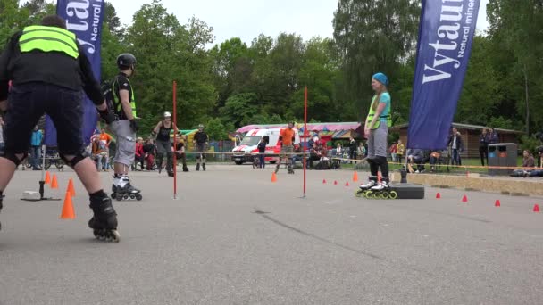 Skater-Mädchen springt über Stange und fällt im Wettkampf hin. 4k — Stockvideo