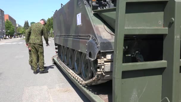 Młodzi żołnierze mówić w pobliżu wojskowego bitwy zbiornika maszyny — Wideo stockowe