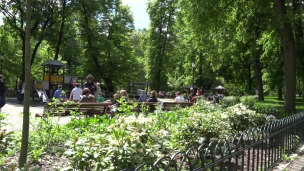 Insanlar Çocuk Bahçesi parkı ile boş zaman geçirmek — Stok video