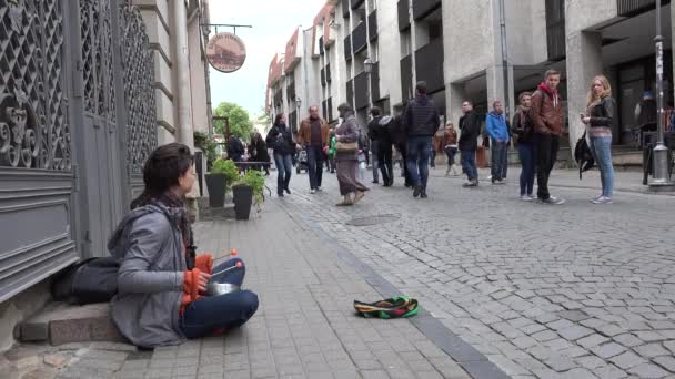 Femme joue des sons avec un instrument à tambour de langue. 4K — Video