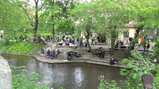 Lugar tranquilo remoto para la reunión de personas en el río — Vídeos de Stock