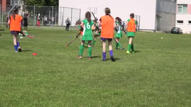 Jóvenes colegialas con faldas jugar al hockey sobre hierba game.4K — Vídeo de stock