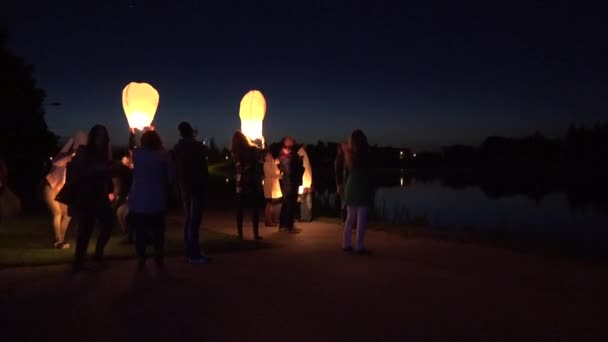 Ludzie z lampką nieba w późnej nocy w mieście — Wideo stockowe