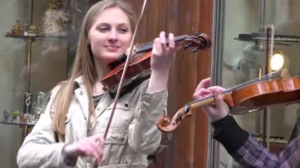 Skupina mladých teenagerů hraje na housle v den pouliční hudby. 4K — Stock video