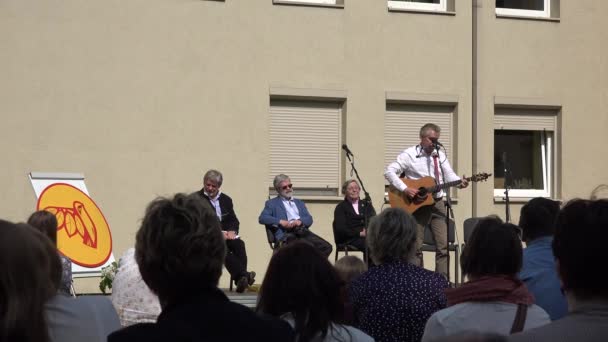 Bard wykonuje twórcze piosenki poezji grać na gitarze — Wideo stockowe