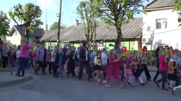 Desfile infantil con banderas y flores en el festival de la ciudad — Vídeo de stock