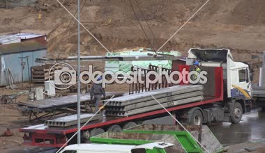 Boşaltma ev blok çerçeveler işçi römork kamyon. 4k