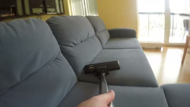 Homem hoover mão poeira de sofá com aspirador de pó. 4K — Vídeo de Stock