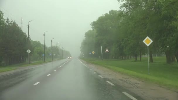 Déšť ve městě ulici natočeno z auta. — Stock video