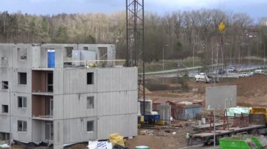 Vinç kaldırma bloğu. Yeni bölge evler inşa. 4k