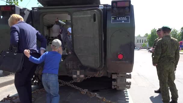 Niños niños felices estudiar tanque de vehículos militares y soldados. 4K — Vídeos de Stock