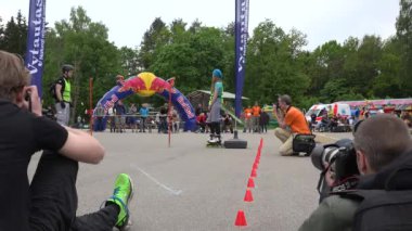 fotoğrafçılar ateş amatör patenci kız atlama üzerinde bar. 4k