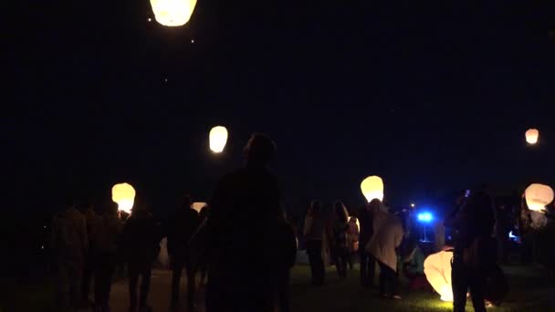 夜の空に輝く空のランプを飛んで人 — ストック動画