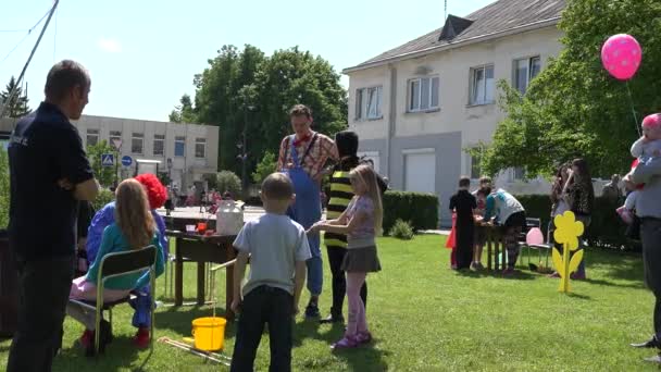 Zone de jeux pour enfants avec divers divertissements. Une fille souffle de la bulle. 4K — Video