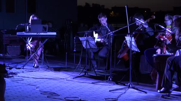 Grupo com instrumentos de cordas tocar durante a noite — Vídeo de Stock