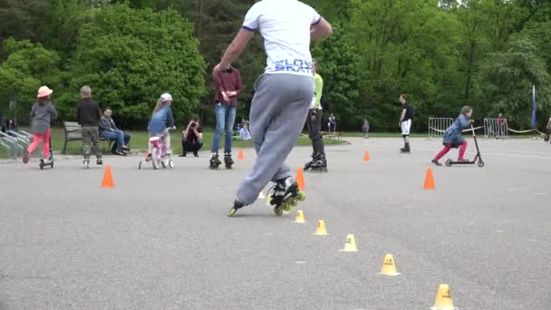 Pattinatore a rotelle dilettante fare acrobatico con coni in competizione. 4K — Video Stock