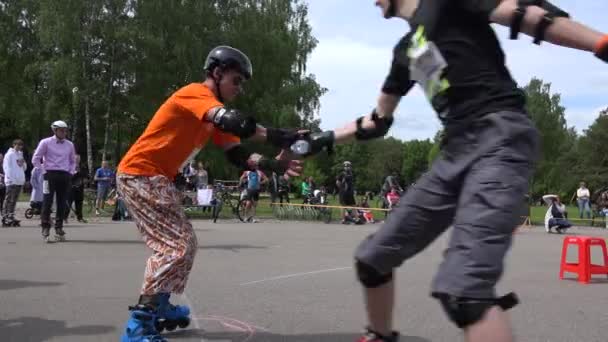 Amateur roller skaters équipe relais-course relais avec barrières. 4K — Video