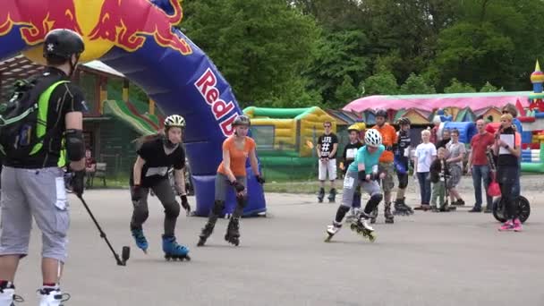 Rollerskater dívky začít účastnit soutěže. 4k — Stock video
