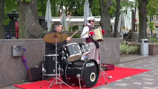 Self taught men play with drum and accordion on street — Stock Video