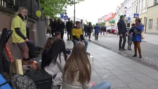 Felices amigos adolescentes tocan la guitarra aplaudir y cantar. 4K — Vídeo de stock