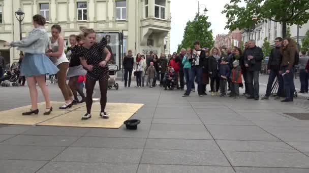 Ludzie oklaski publiczności. Tancerze kranu kroku wykonać. 4k — Wideo stockowe