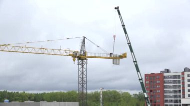 Endüstriyel vinç üzerinde çalışan. 4k