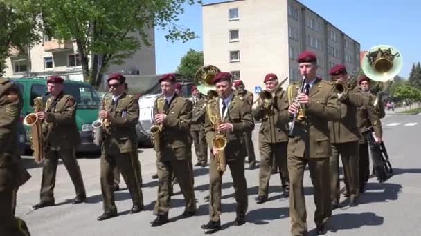 La banda de orquesta militar del ejército marcha y toca instrumentos con el líder. 4K — Vídeos de Stock