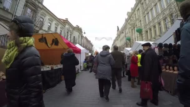 Pov 步行人和市场帐篷之间在春季交易会摊位 — 图库视频影像