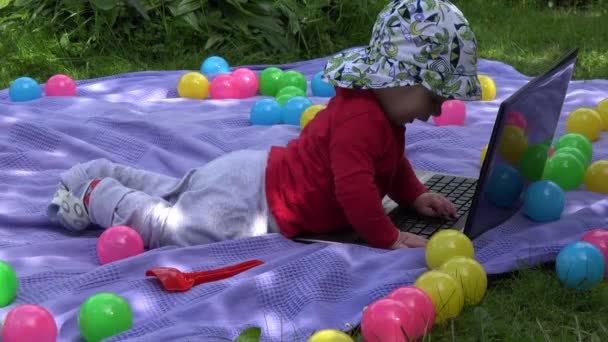 Nieuwsgierig baby meisje spelen met computer en vader Neem kind. 4k — Stockvideo