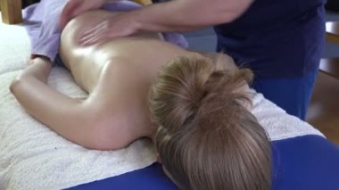 Lastik adam ellerini kadın müşteri kadın geri masaj. 4k