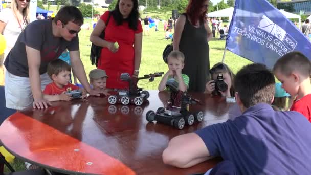 Kinderen met ouders controleren moderne universele robots met afstandsbediening. 4k — Stockvideo