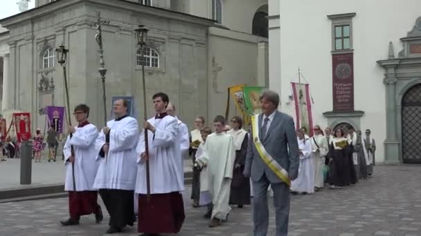 Prêtres et moines portent des drapeaux et chantent en procession religieuse. 4K — Video