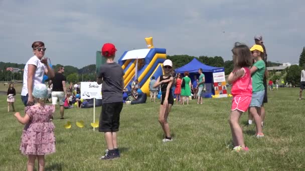 Young teacher perform dance element for children outdoor — Stock Video