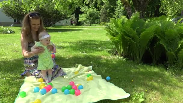 Freudige Frau mit Baby verbrachte Zeit in der Natur. 4k — Stockvideo