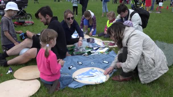 Familie construct handgemaakte vlieger op Park weide. 4k — Stockvideo