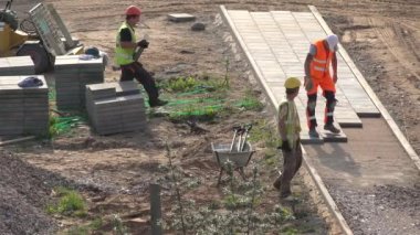 İnşaatçı tugay yeni düz evlerin yakın kiremit kaldırım döşeme. 4k