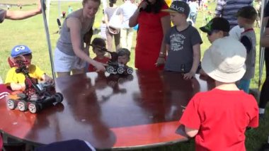 detaylardan toplanan kontrol masası robot araba ile çocuk oyun