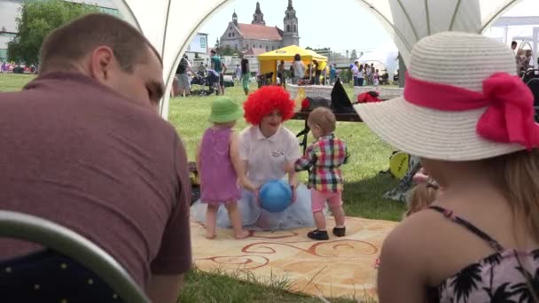 Chica vestida como personaje de cuento de hadas jugar con niños — Vídeos de Stock