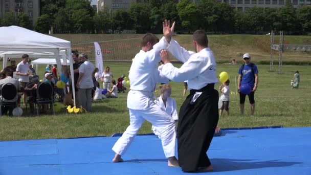 Dimostrazione di aikido battaglia d'arte tra due maschi all'aperto — Video Stock