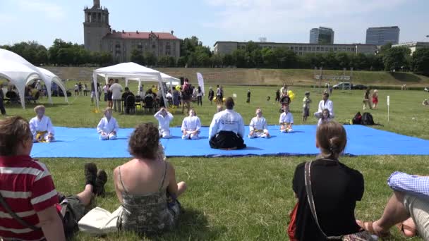 Kinder mit Aikido-Meister wärmen sich mit Kopfdrehen auf. 4k — Stockvideo