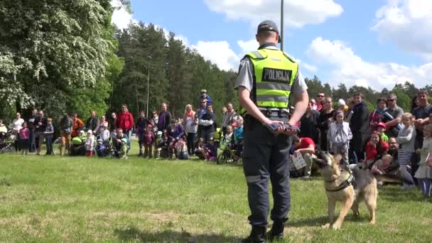 Insanlar için eğitimli köpek performansı ile üniformalı polis. 4k — Stok video