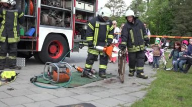 itfaiyeci kurtarıcı cihazların yakınında itfaiye kamyonu göstermektedir. 4k