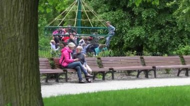 Çocuk Bahçesi ile salıncak, üzerinde boş zaman harcamak atlıkarınca