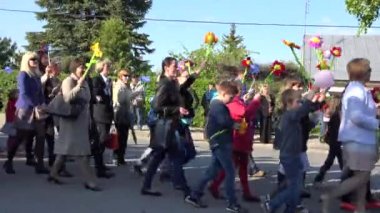 Vatandaşlar şehir yıldönümü geçit törenine katılmak. 4k