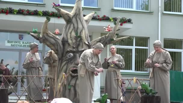 Theatervoorstelling met kunstmatige kikkers vogels en oude boom. 4k — Stockvideo