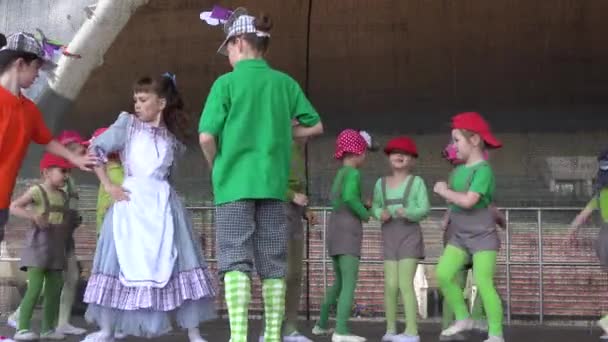 Dançarinos de balé meninas em trajes desempenho teatral. 4K — Vídeo de Stock