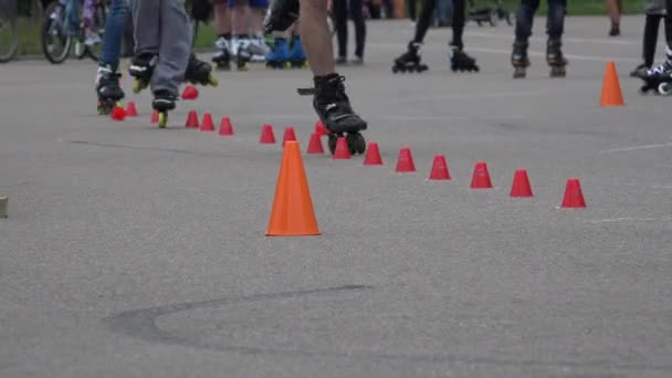 Patinadores patinadores paseo en una rueda slalom. 4K — Vídeos de Stock