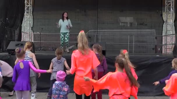 Niños repiten línea flashmob paso de baile. 4K — Vídeo de stock